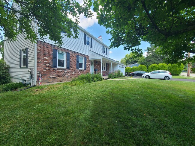 Building Photo - 2105 Hemlock Rd