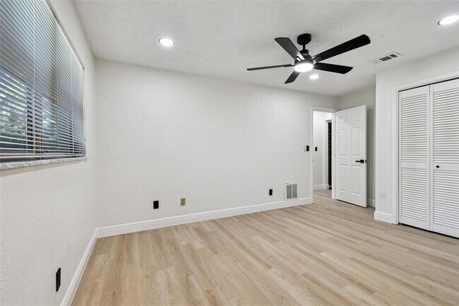 Building Photo - 970 Rolling Hills Dr