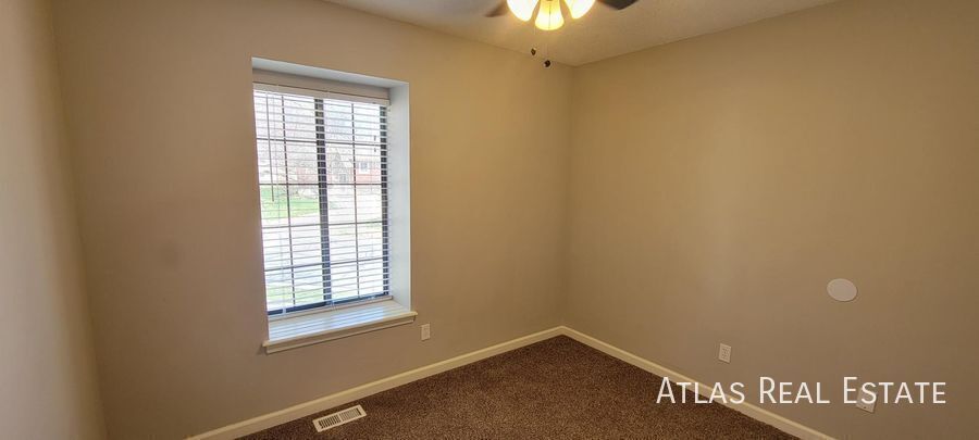 Building Photo - 301 SE Onyx Dr