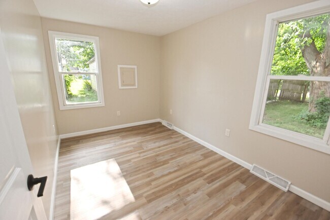 Building Photo - Remodeled 3 bedroom 1 bath home in South Bend IN