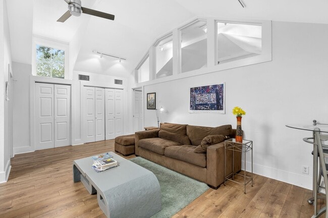 Building Photo - 215 Beauregard St