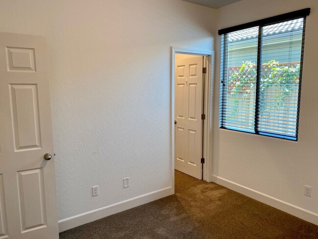 Building Photo - $2,650 Woodside Gated Community 4 Bdrm, So...