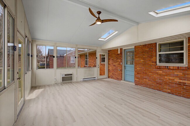 Building Photo - Mid Century Modern in Donelson with 4 bed 2bath, pet friendly, 2 car garage, and potential music ...