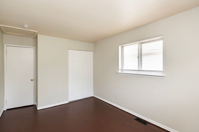 Building Photo - Lovely 3 Bedroom, 1 Bathroom Home