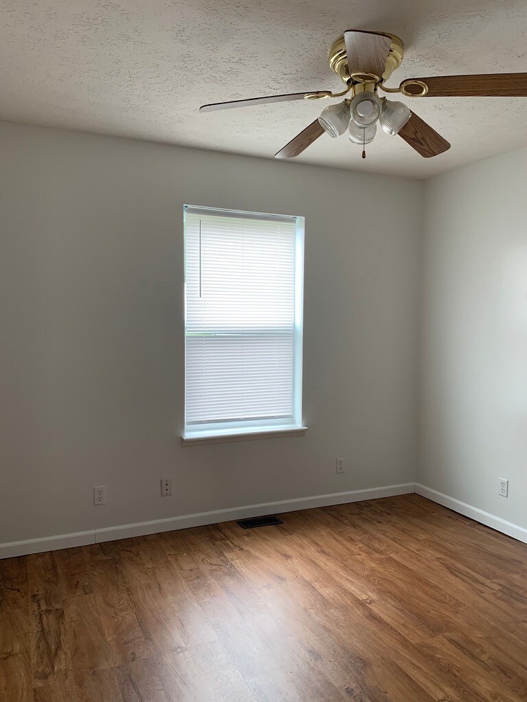 Building Photo - 225 Railroad St