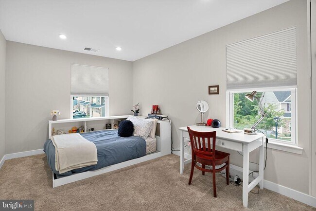 Building Photo - 701 Cascade Way