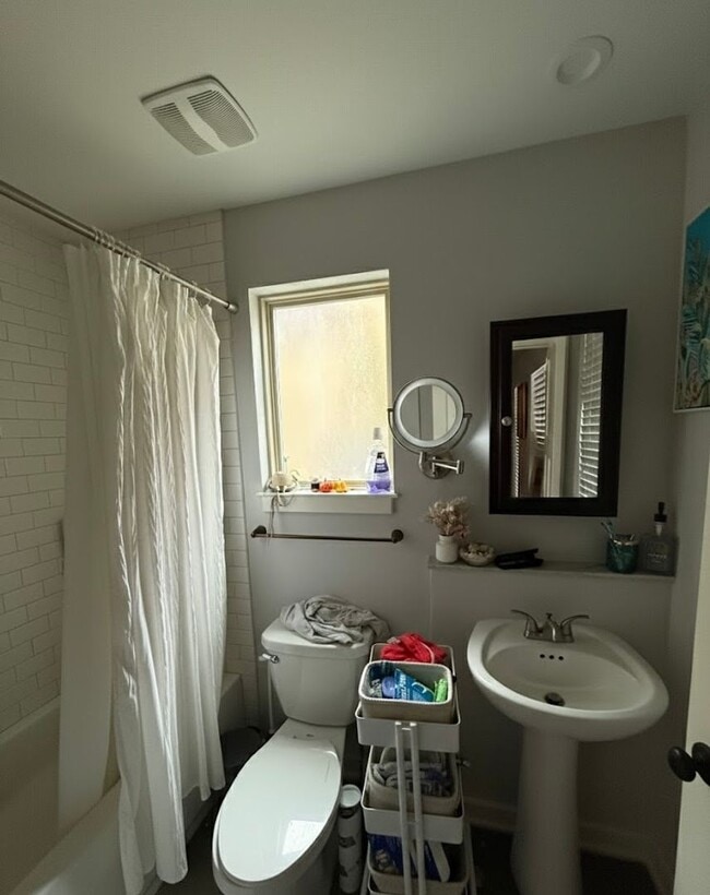 Building Photo - Student Living Near UF - 3 Bed / 3 Bath Home with Balcony * $200 GIFT CARD INCENTIVES!* PER TENANT