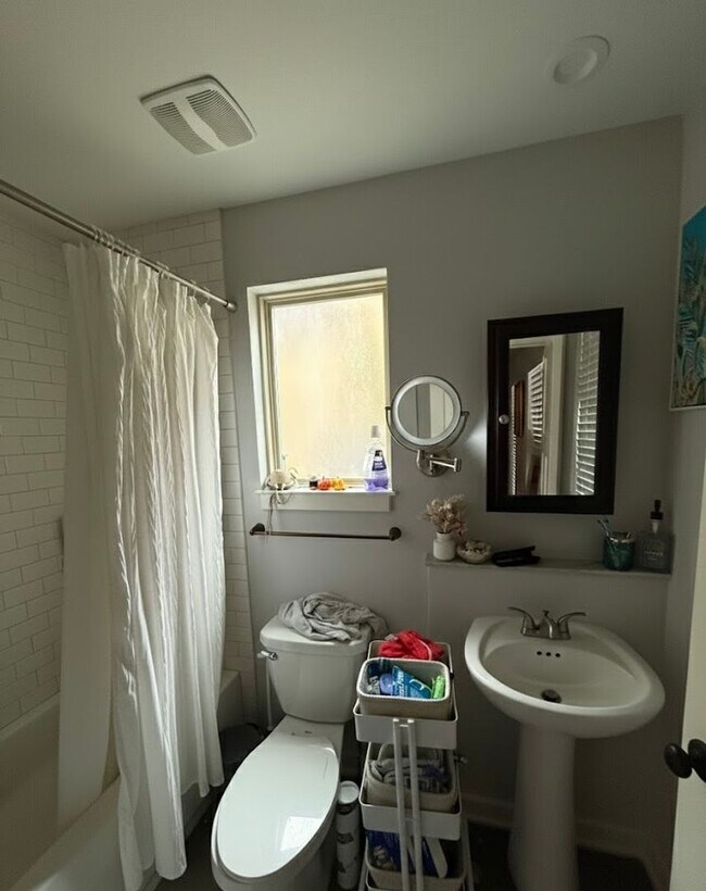 Building Photo - UF STUDENT UNIT AVAILABLE | HALF OFF FIRST MONTH + FREE INTERNET & PARKING!