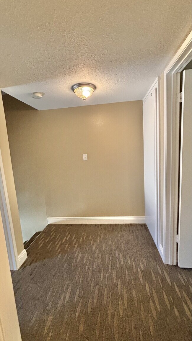Building Photo - 2 Bedrooms Townhome Availble For Rent in I...