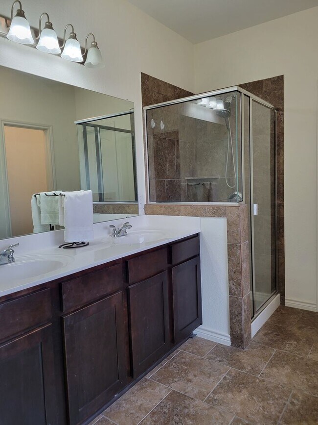 Building Photo - Open floor plan & small pets allowed! 3BD/...