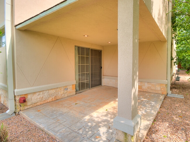 Building Photo - Casita Blanca