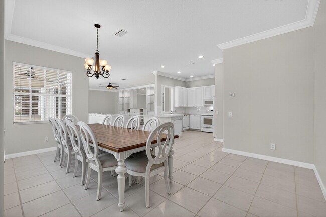 Building Photo - 121 Savona Dr