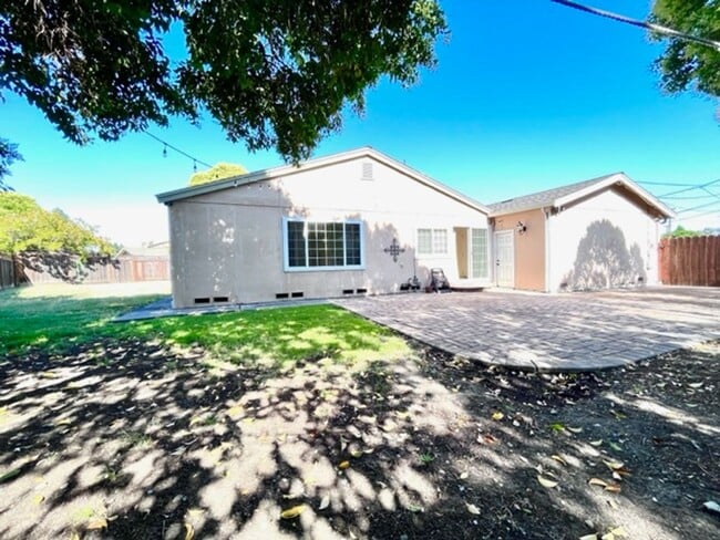 Building Photo - Updated and Move-In Ready 3BD/2BA, Single-...