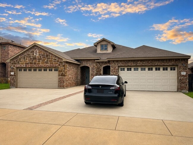 Building Photo - 304 Rosalie Dr