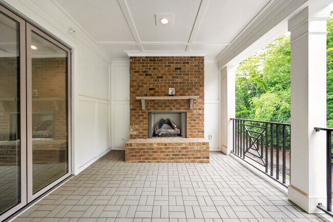 Building Photo - 4 bedroom 4.5 bath townhouse @ Midtown!