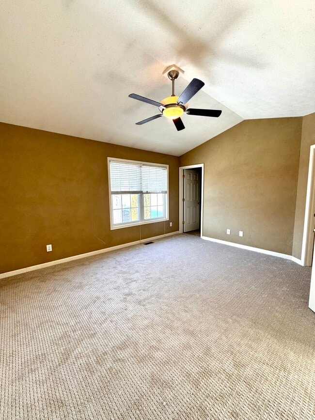 Building Photo - End Unit Townhome for Rent in Taylor Springs