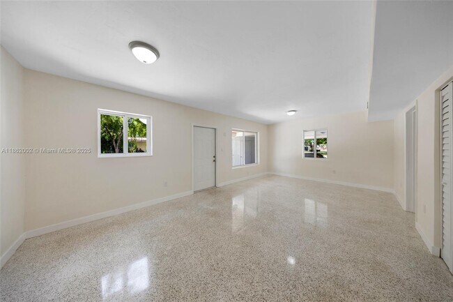 Building Photo - 1096 Raven Ave