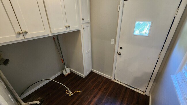 Building Photo - Beautiful 3 bedroom house with granite countertops and central heat and air