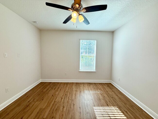 Building Photo - Gorgeous, Modern 2/2 Duplex in Orange City!