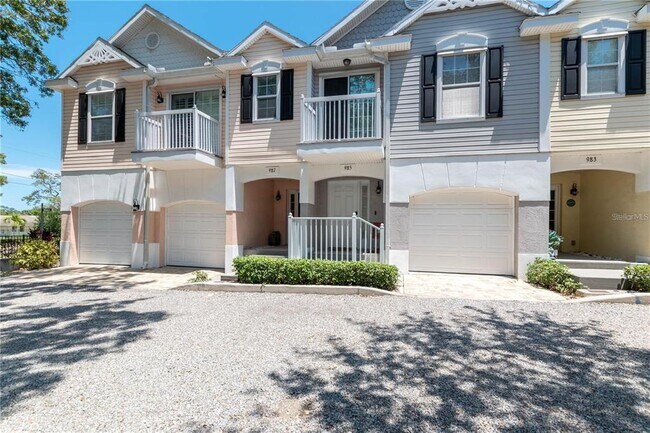 Primary Photo - 987 Wellington Ct