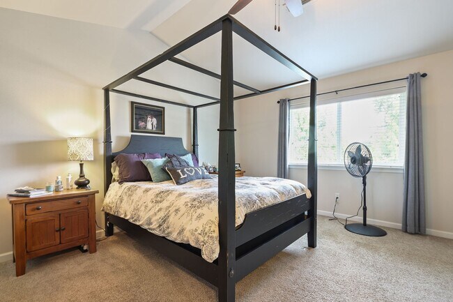 Building Photo - 5 bedroom high efficient home - Olympia Sc...