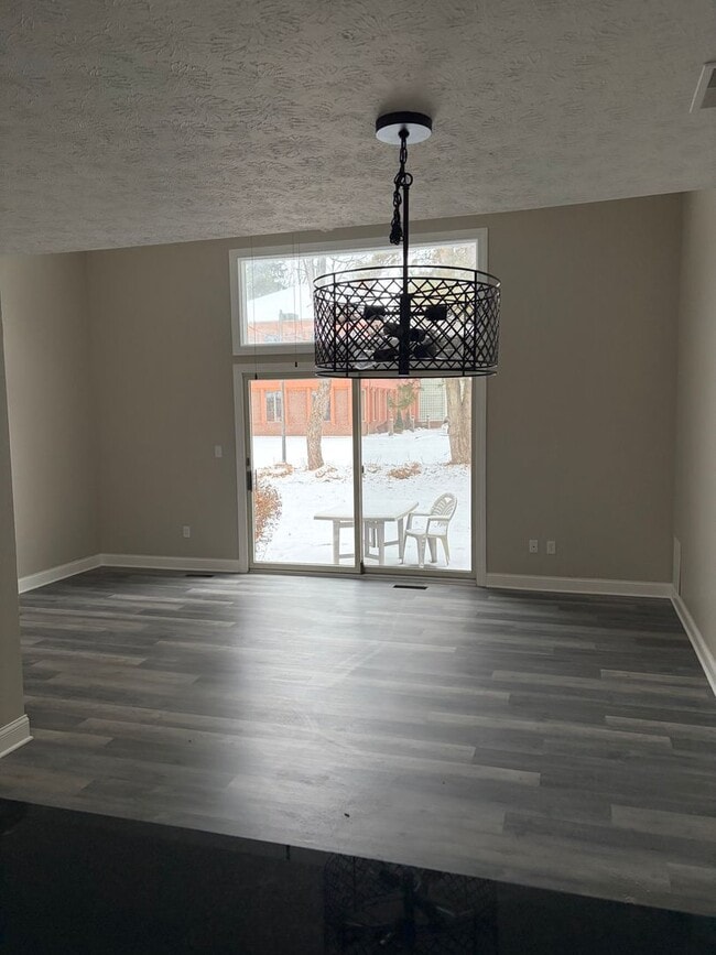 Building Photo - 3 Bedroom 2 Bath Condo