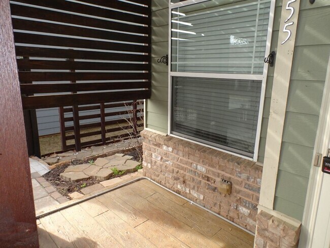 Building Photo - Prime Newnan location, close to everything...