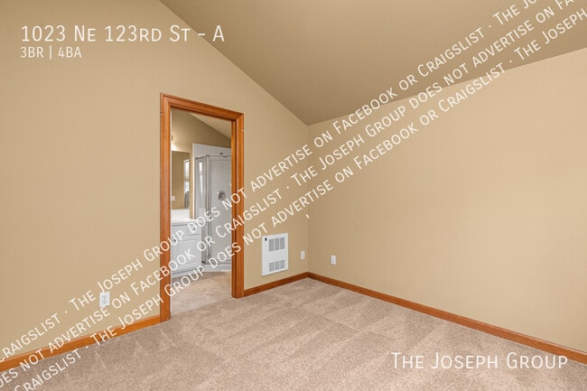 Building Photo - 1023 NE 123rd St