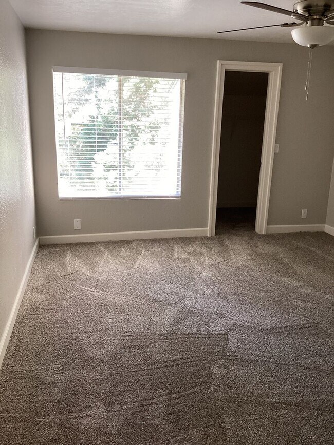 Building Photo - BEAUTIFUL - REMODELED 2 BEDROOM/1 BATH CON...
