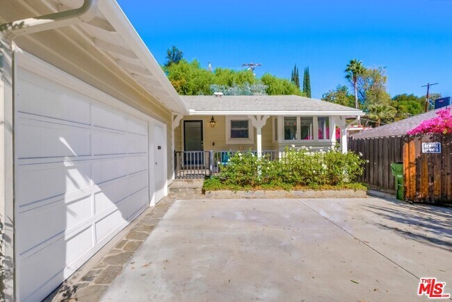 Building Photo - 21447 Providencia St