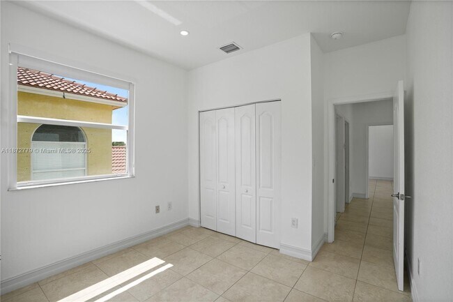 Building Photo - 3708 NE 22nd Pl