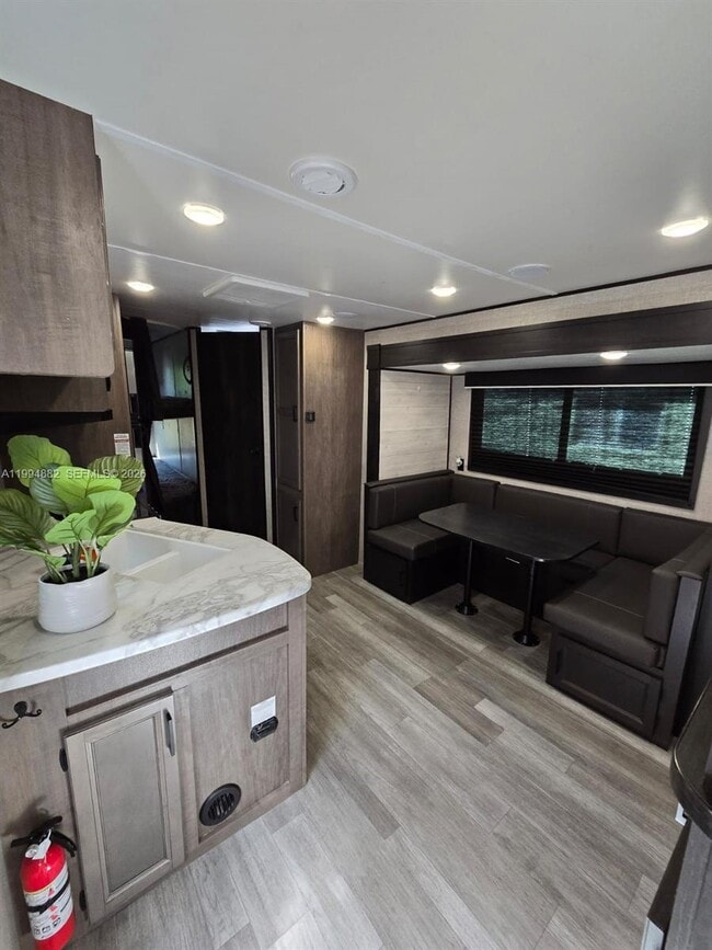 Building Photo - 604 SE 12th Ter