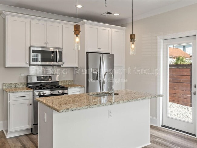 Building Photo - 400 Sumter St