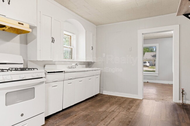 Building Photo - 802 W Navasota St