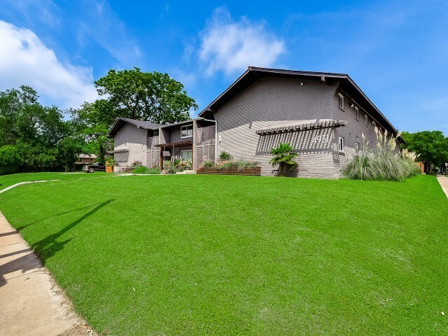 Building Photo - Links on Gaston