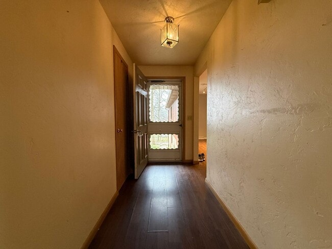 Building Photo - Private and Serene Beauty