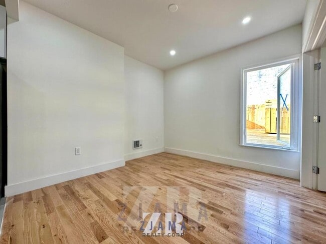 Building Photo - 3 bedroom in Brooklyn NY 11232
