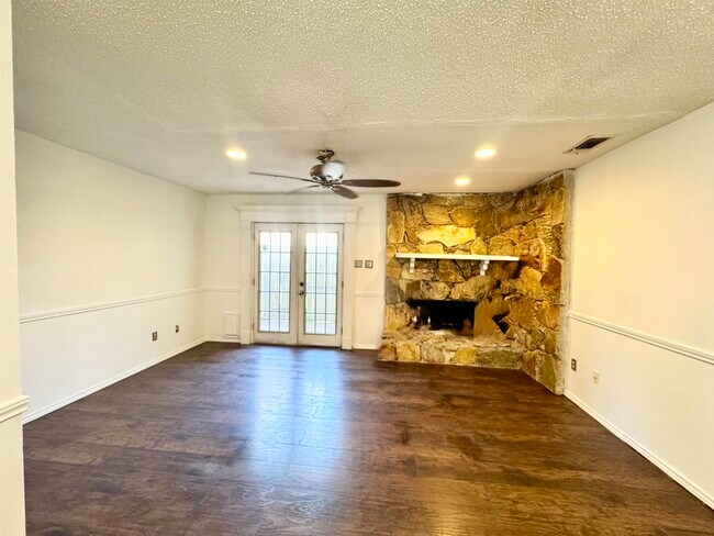 Building Photo - 200 Martingale