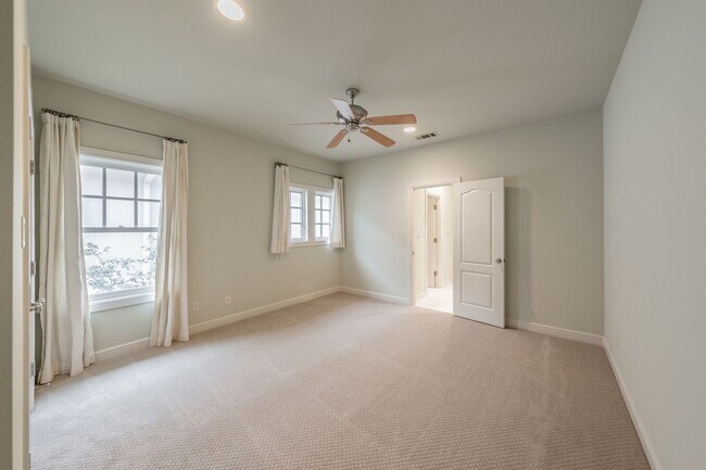 Building Photo - Beautiful Monticello Town Home!!!