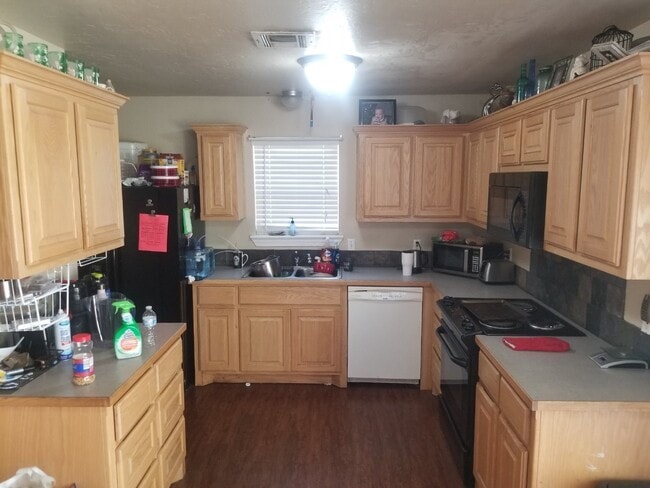 Building Photo - Great Location!