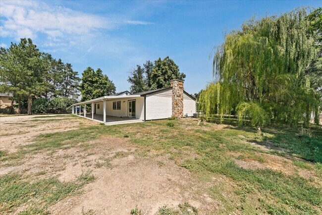 Building Photo - Spacious Middleton Home, Utilities & Lawn Care Included