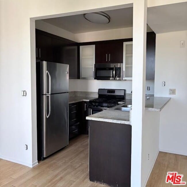 Building Photo - 884 Palm Ave