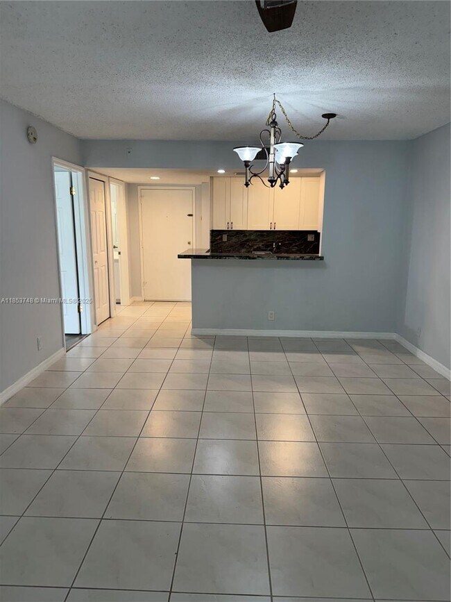 Building Photo - 303 Racquet Club Rd