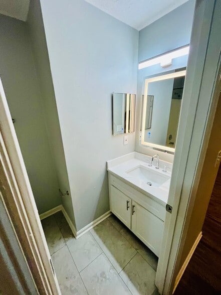 Building Photo - 7801 Cross Tie Dr