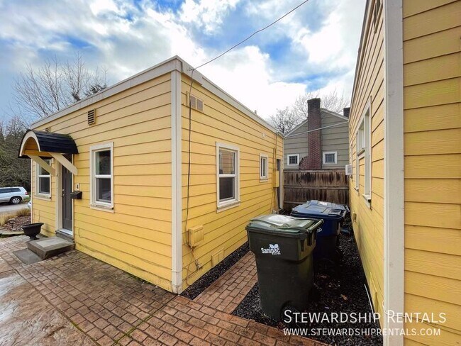 Building Photo - 2024 Emerald St