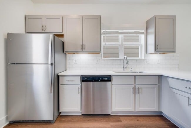 Building Photo - Primary suite on main level with bonus loft upstairs!