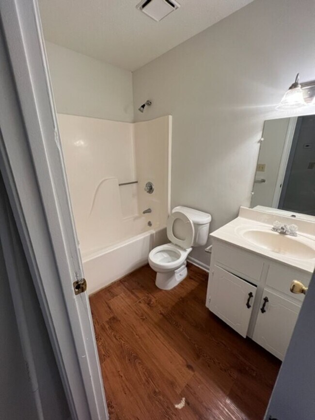 Building Photo - 2 bed 1 bath duplex in Bogart!