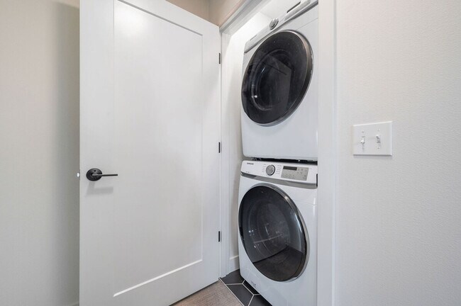 Building Photo - 34 W Cremona St