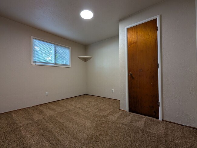 Building Photo - Nice 2 bed/1 bath duplex off River Road