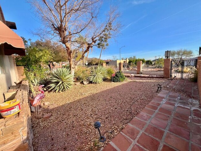 Building Photo - One-of-a-Kind 3 bed 2 bath on Phoenix Moun...